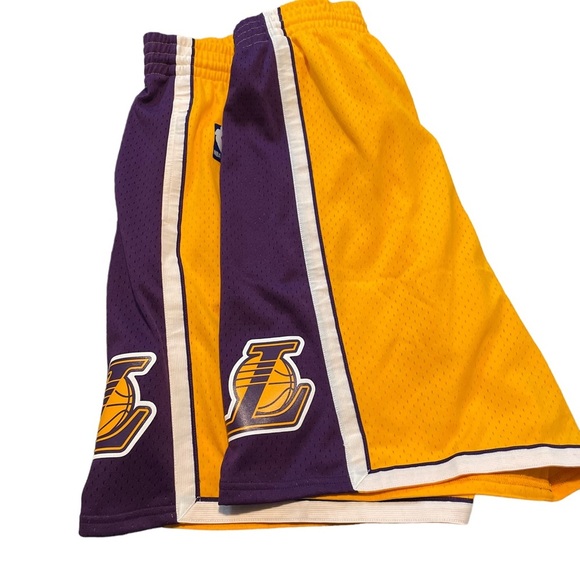 Mitchel & Ness Men's Los Angeles Lakers Hardwood Classics Swingman Shorts - Picture 4 of 7